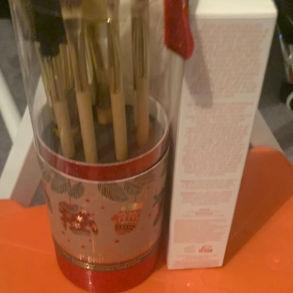 Red and Gold Makeup Brush Set